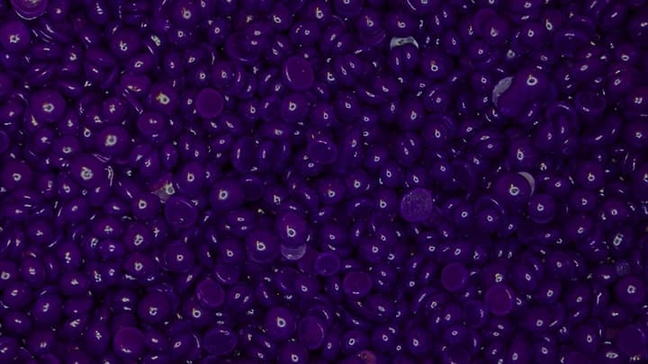 Ceras depilatorias plásticas y líquidas diseñadas para el cuerpo y el rostro, formuladas para ser utilizadas a temperatura corporal y reducir al mínimo la sensación de dolor.