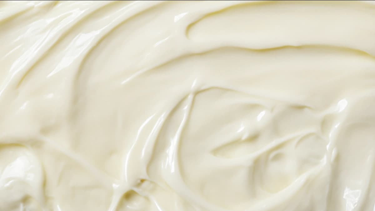 We finish by applying our post-wax hydrating serum with cucumber extract to calm the skin, reduce redness, and leave the area feeling smooth and refreshed.